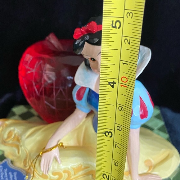 Jim Shore Showcase Disney Traditions Figure SNOW WHITE “A Tempting Offer” Apple - Picture 16 of 16